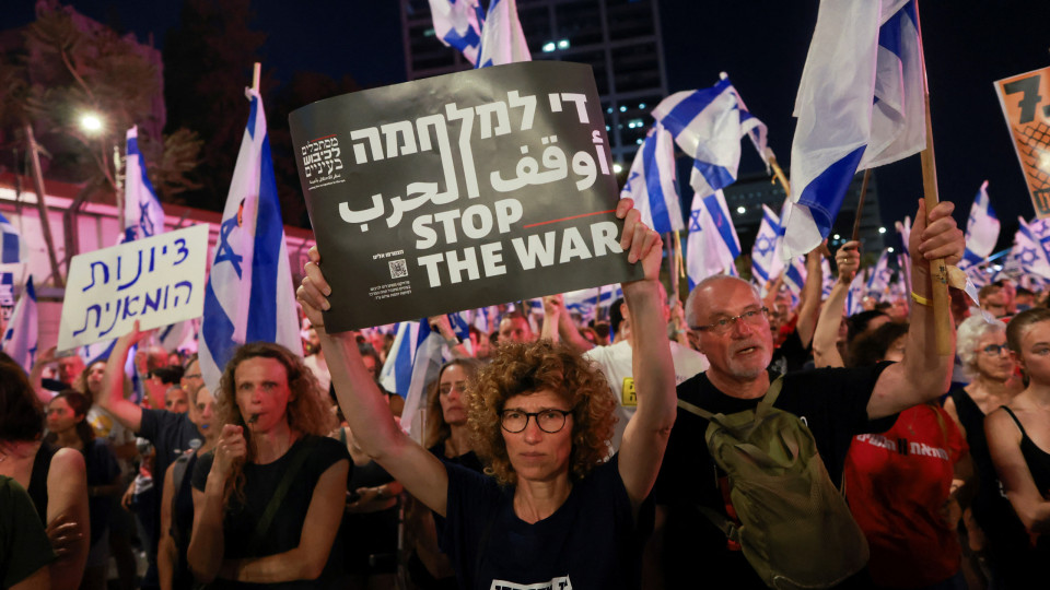 Milhares de judeus e palestinianos juntos em Telavive pelo fim da guerra