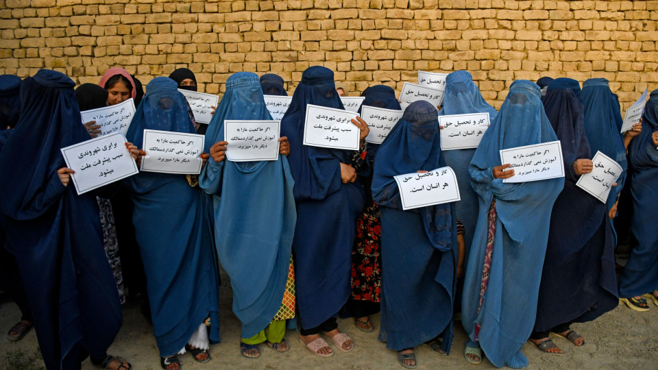 Meninas afegãs estão há mais de mil dias sem ir poder ir à escola