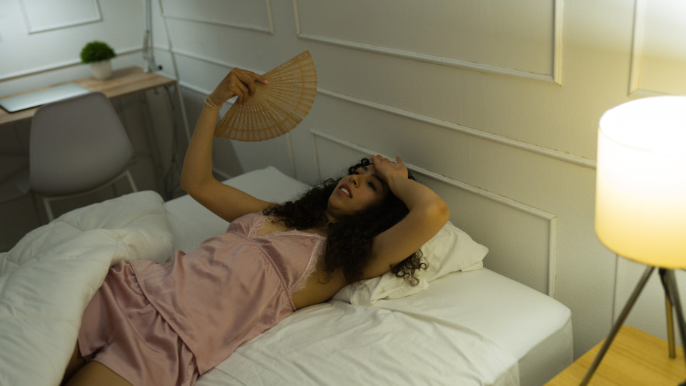 Especialistas revelam as melhores posições para dormir quando está calor