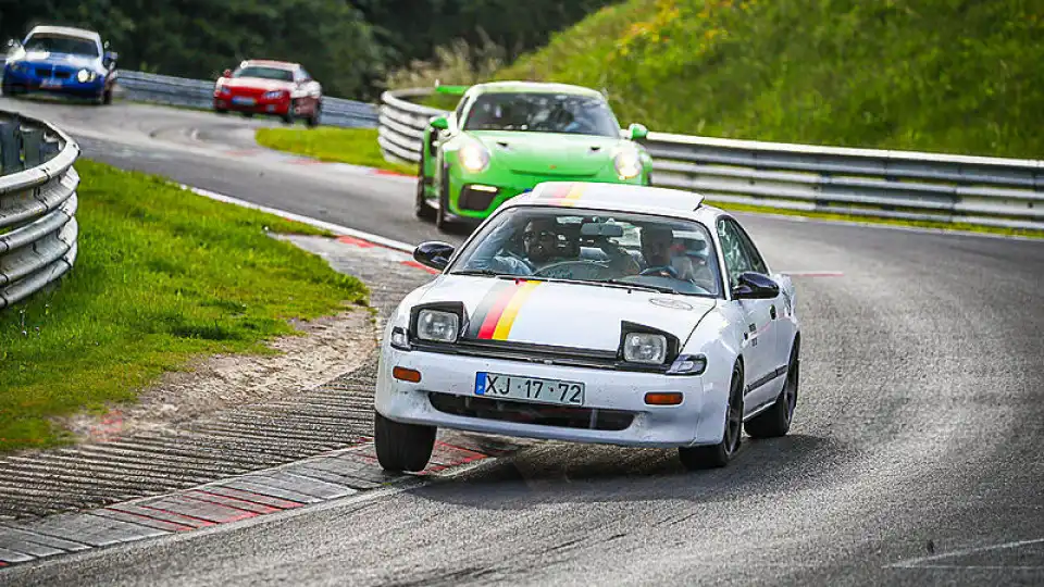 Este Celica esteve parado 6 anos. Agora foi a Nürburgring e fez 6.000 km