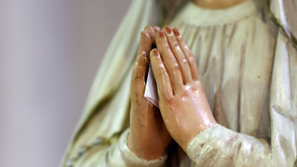 Escultura de Maria a dar à luz Jesus vandalizada numa catedral na Áustria