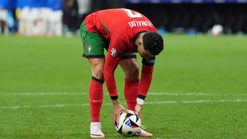 Alan Shearer visa críticos de Cristiano Ronaldo: "Vou dizer-vos..."