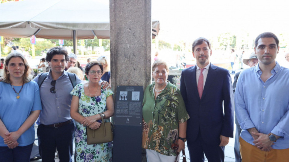 "Figura icónica". Braga homenageia alfarrabista com placa comemorativa