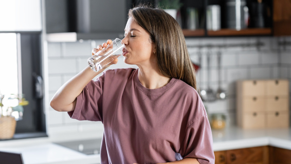 Será que precisa de beber mais água? Há um truque para descobrir