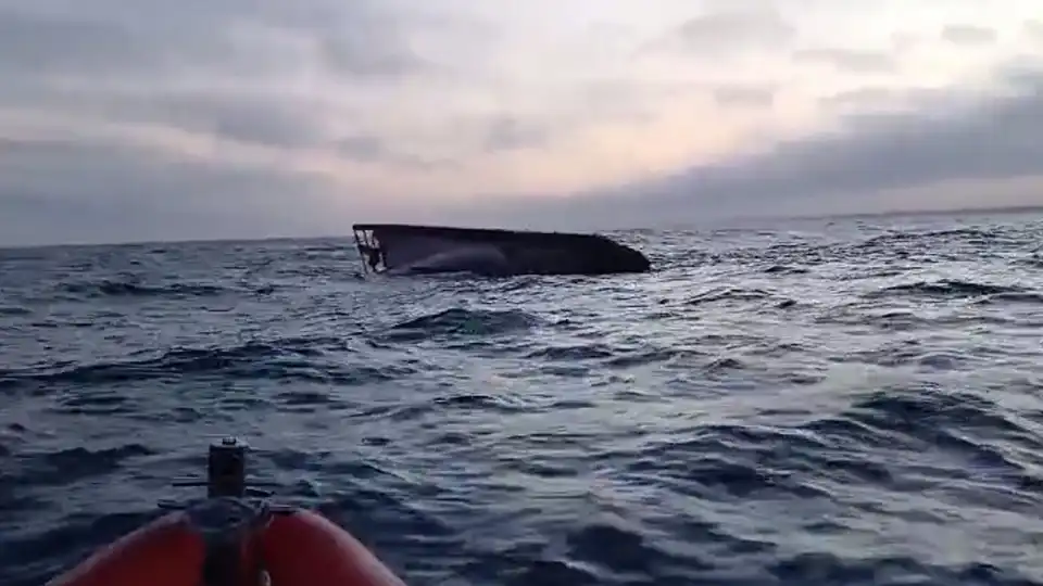 Buscas por pescadores desaparecidos continuam. Nuno Melo visita local