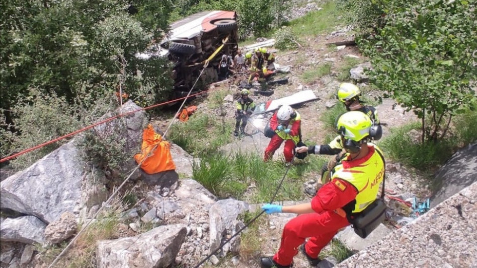 Espanha. Sete crianças feridas após autocarro cair de altura de 15 metros