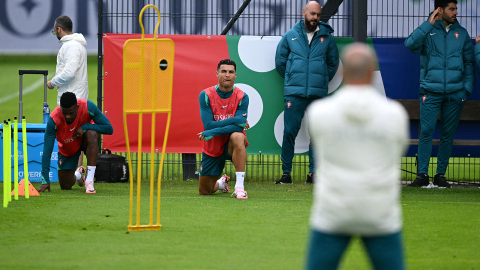 Seleção portuguesa continua a preparar França e viaja para Hamburgo