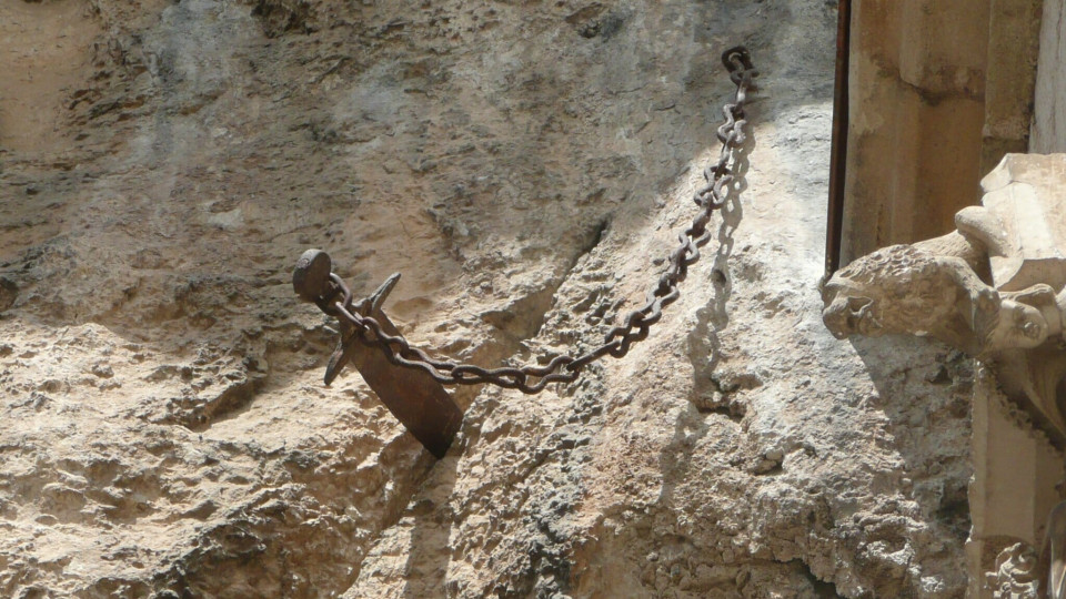 Desapareceu espada que estava cravada em pedra há 1.300 anos em França