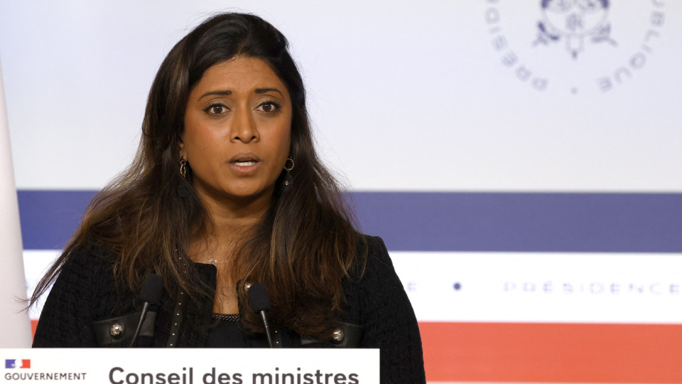 Porta-voz do Governo francês atacada durante ação de campanha
