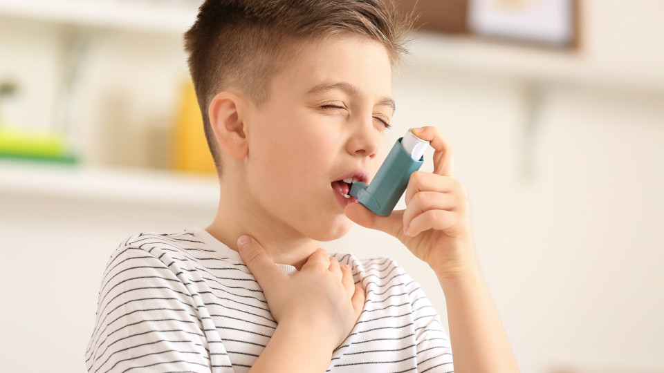 Covid-19. Vacinação traz benefícios a crianças com asma, diz estudo