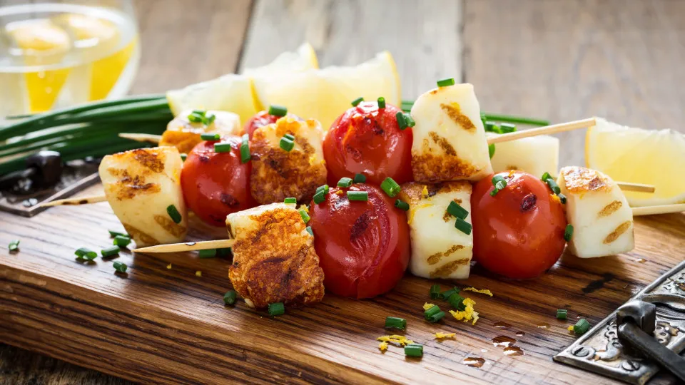 Espetadas de queijo halloumi e vegetais. Já tinha jantar melhor?
