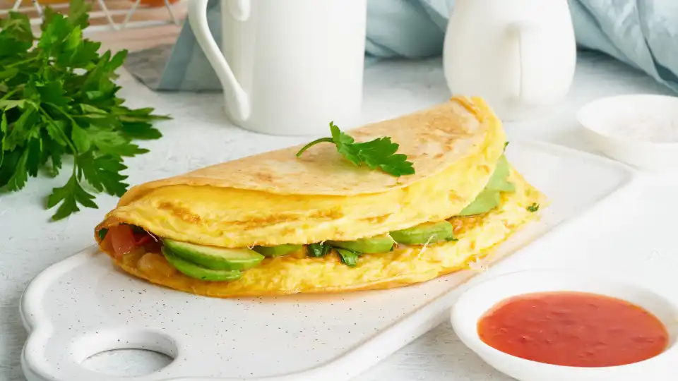 Quer cozinhar algo simples? Pode fazer uma omelete rápida com abacate