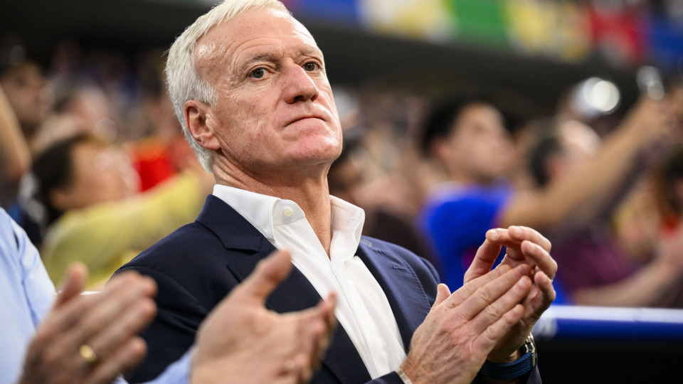  Deschamps continua à frente da seleção de França