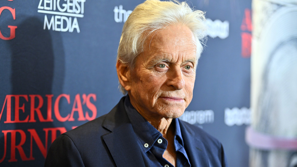 Michael Douglas lamenta que mundo assista a "autodestruição" de Biden