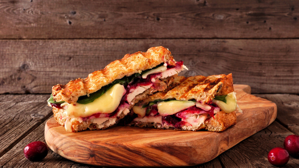 Tosta de queijo brie e frutos vermelhos. O almoço de verão está pronto