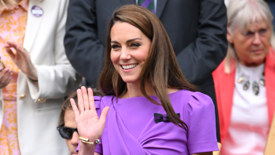 Kate Middleton recebida com ovação de pé. Fotos da princesa com a filha