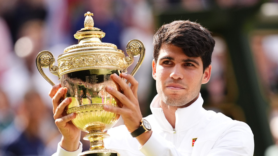 Carlos Alcaraz vence Djokovic e revalida título de Wimbledon