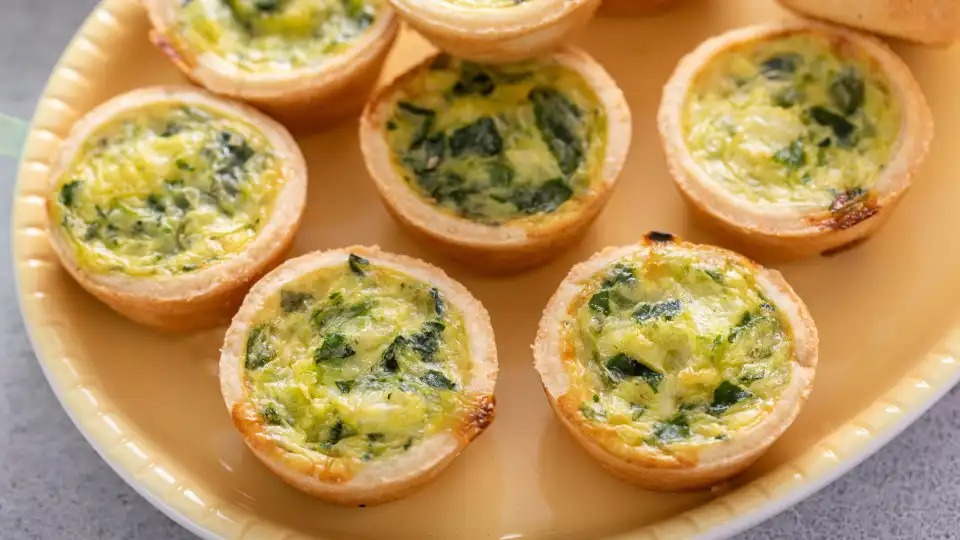 Quer começar o dia com um salgado? Faça estas mini quiches de espinafres