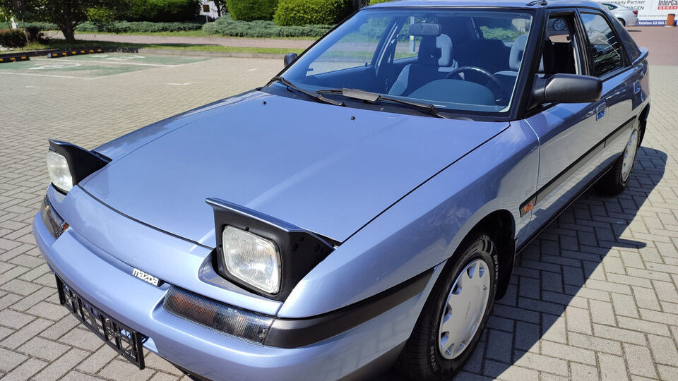 Verdadeiro achado. Este Mazda 323F tem 34 anos e está novo