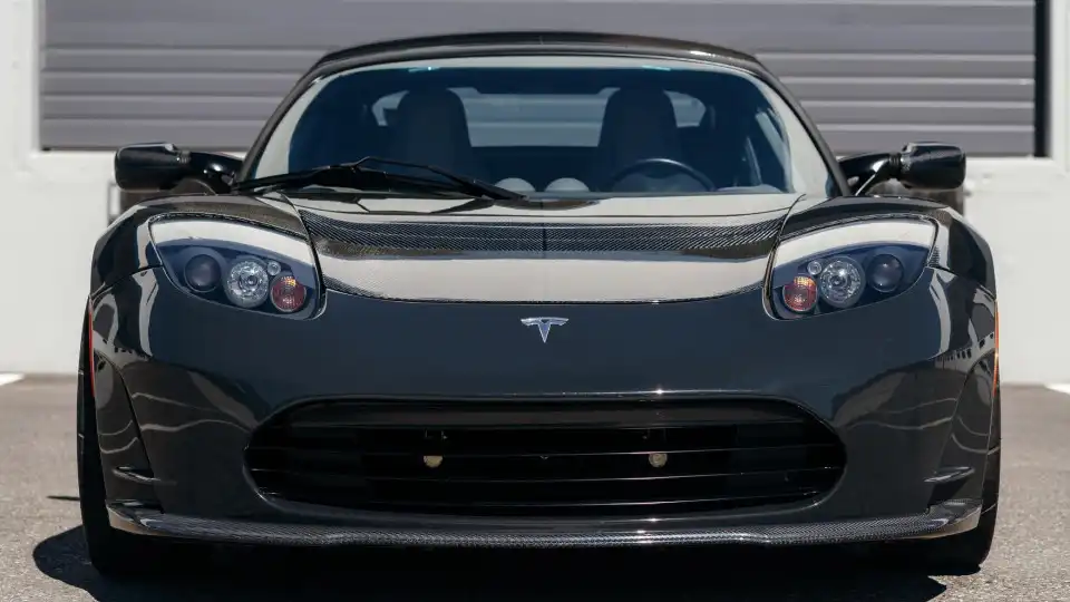 Raro Tesla Roadster acabou leilão sem comprador