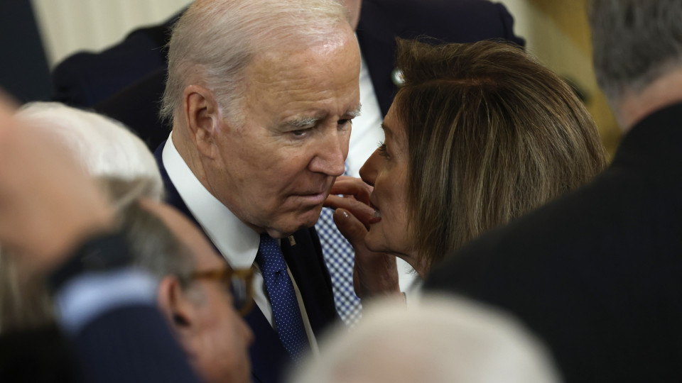 Pelosi terá avisado Biden que "não tem hipóteses" de vencer Trump