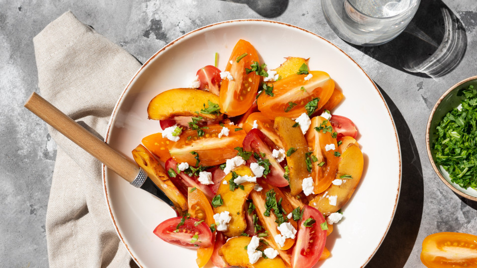 Desenrasque o almoço com uma salada de tomate e pêssego