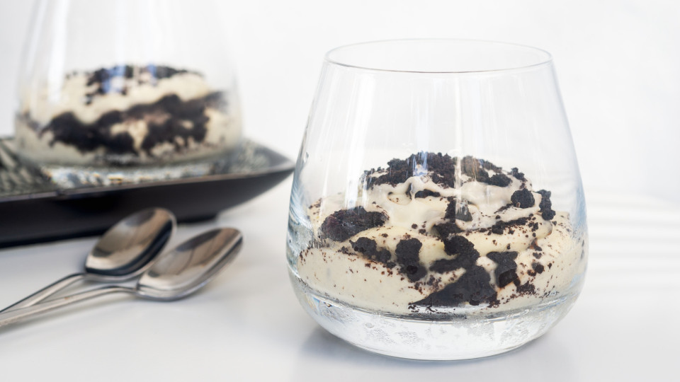 Receita gulosa de mousse gelada de Oreo com apenas 130 calorias