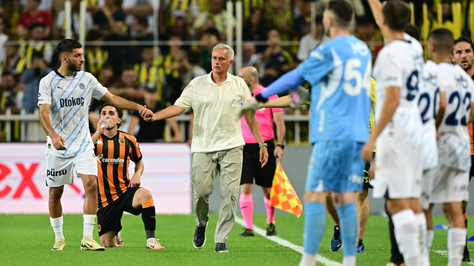 Imparável, Fenerbahçe de Mourinho volta a golear frente ao Hull City