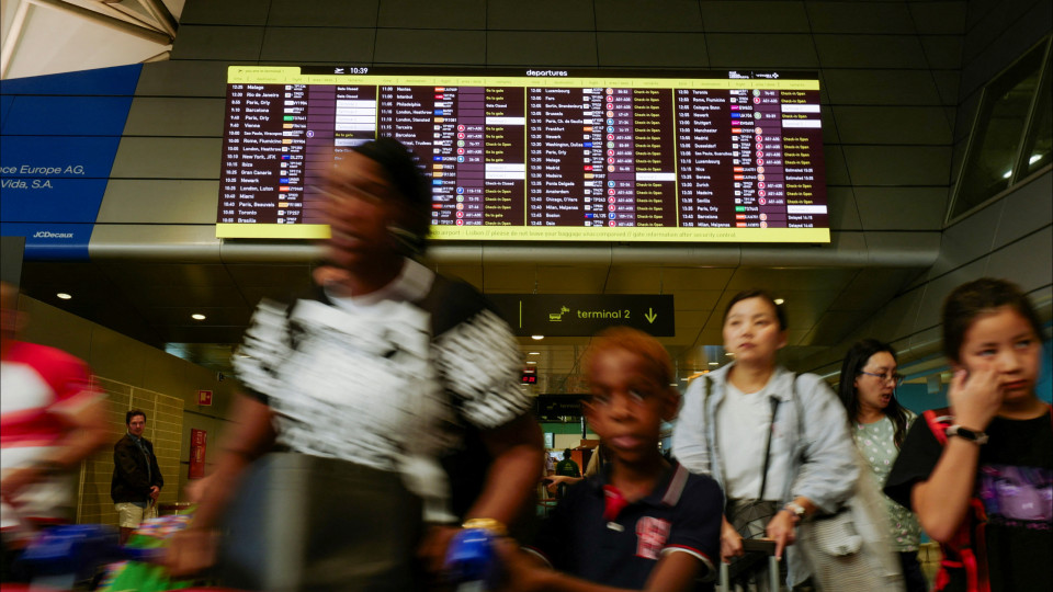 Filas para 'check-in' e voos atrasados em Lisboa devido a apagão