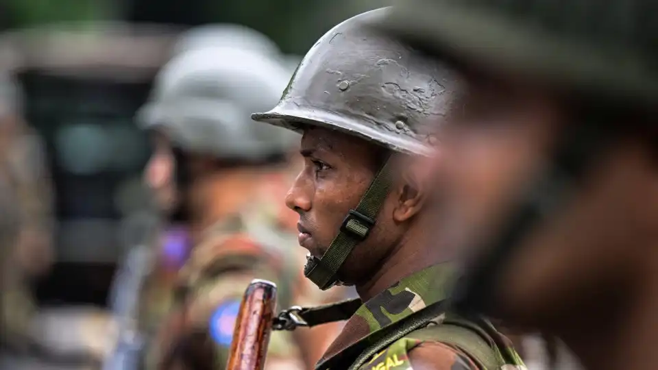 Feridos 300 polícias em confrontos com manifestantes no Bangladesh 