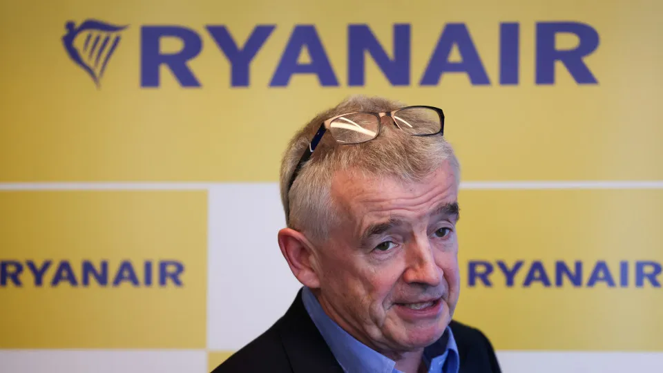 Homem parcialmente sugado em avião da Ryanair? "Dano por objeto estranho"