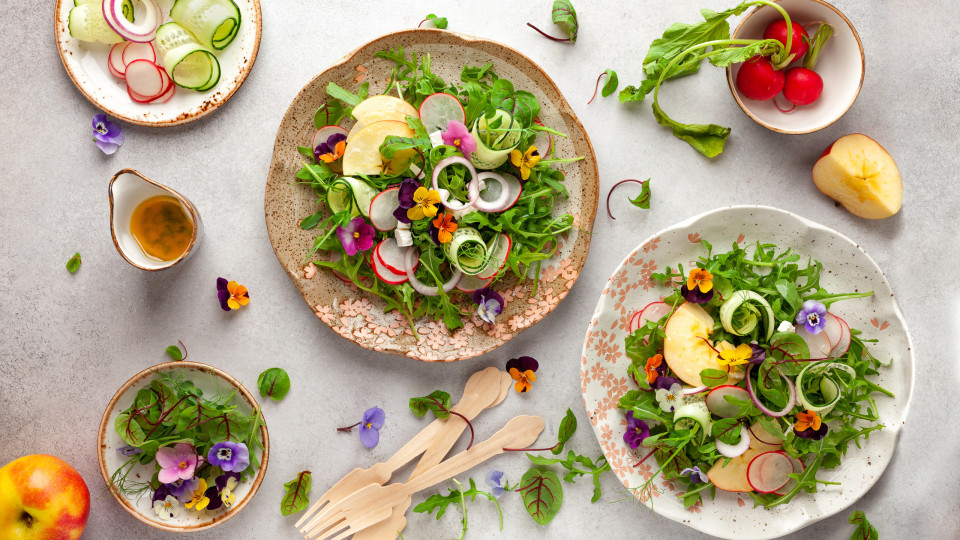 Nem todas as saladas são 'aborrecidas'. Siga esta receita