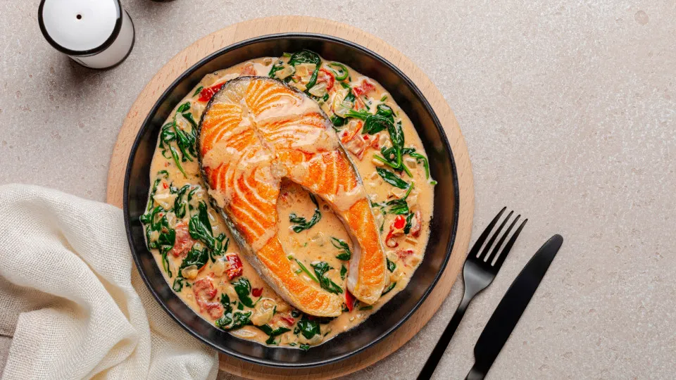 Salmão, tomate, molho