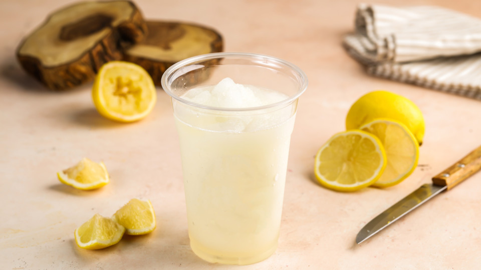 Com apenas três ingredientes faz uma limonada muito fácil e refrescante