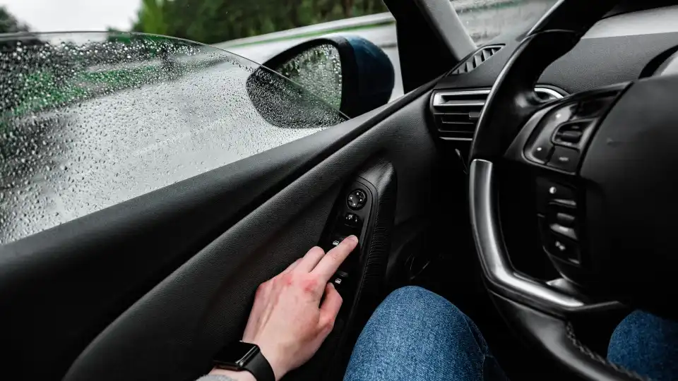 É por esta razão que nunca deve conduzir com a janela aberta pela metade