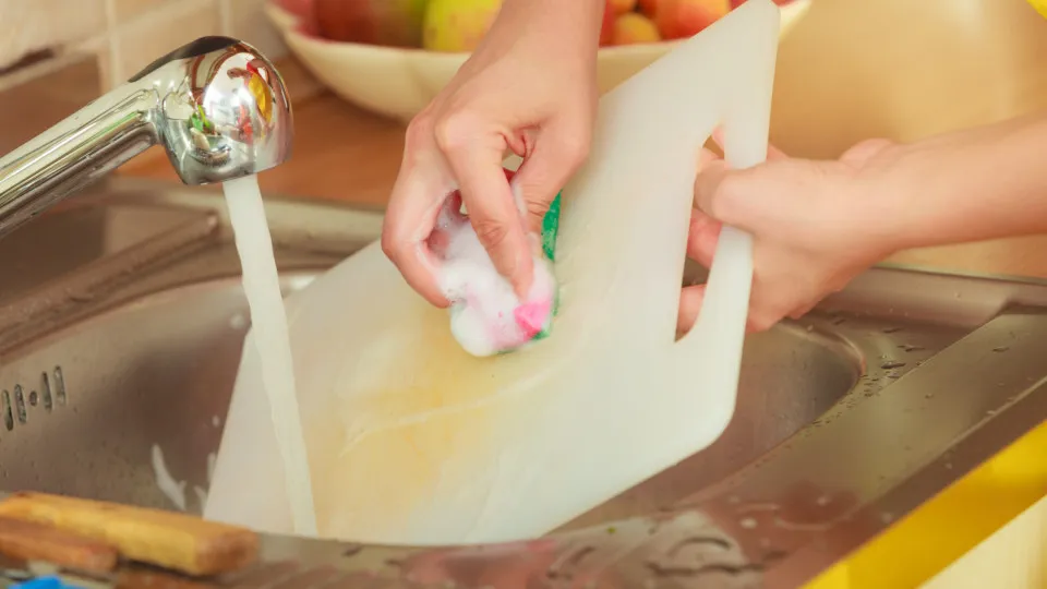 As tábuas da cozinha ficam como novas se forem limpas assim