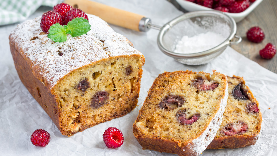 Receita 'fit'. Pode devorar este bolo de banana com framboesas à vontade