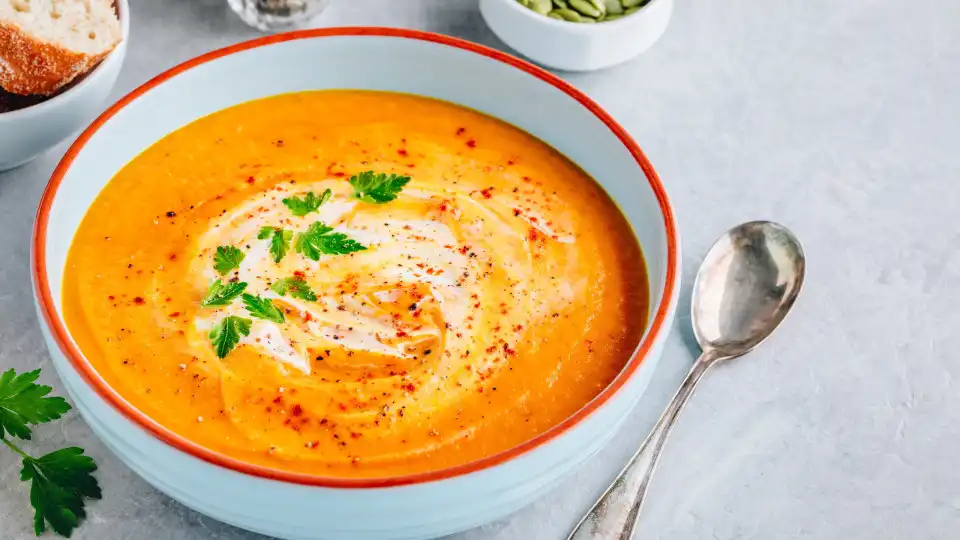 Fãs de sopa, anotem a receita mais fácil que vão ver hoje