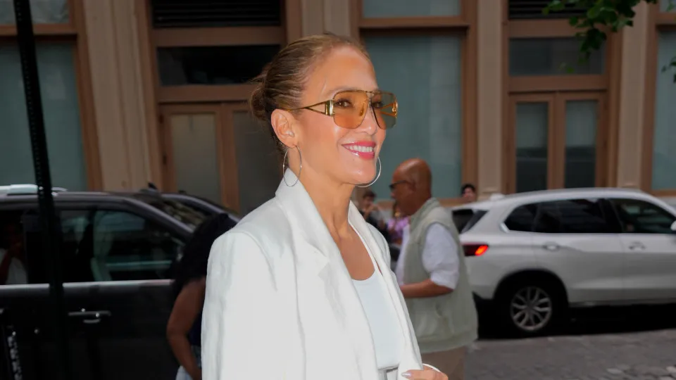 O look de Jennifer Lopez perfeito para uma saída à noite (no inverno)