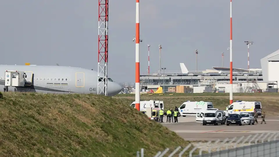 Aeroporto franco-suíço de Basileia-Mulhouse evacuado por "segurança"