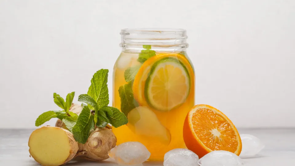 Vai passar o verão todo a beber este chá fresco de laranja e gengibre