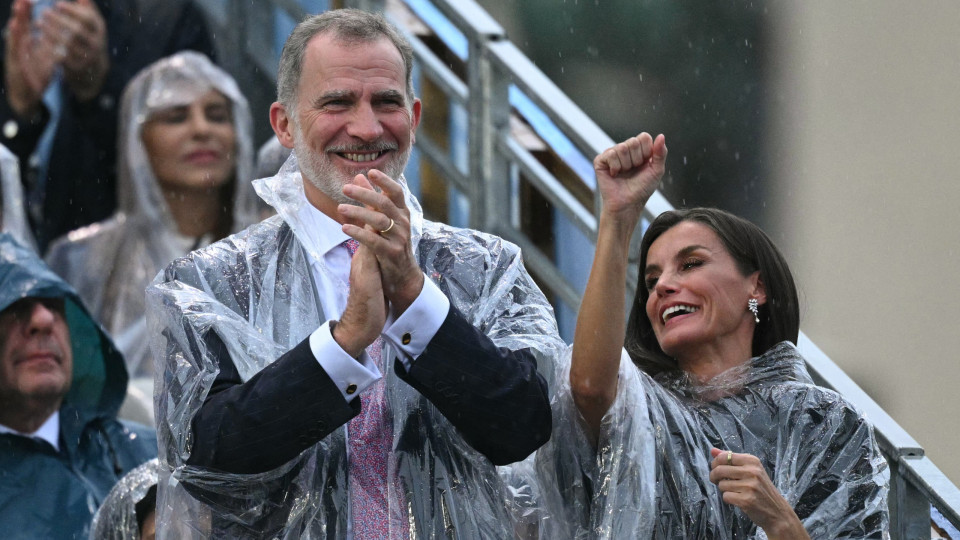 Reis de Espanha 'apanhados' à chuva na abertura dos JO (e há imagens)