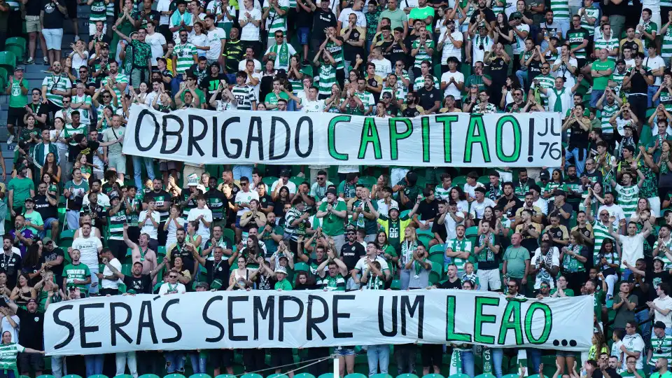 Adeptos do Sporting despediram-se de Sebastián Coates com estas tarjas