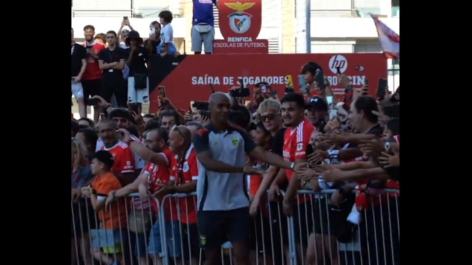 Jogadores do Benfica passaram por estátua de Eusébio e adeptos 'vibraram'