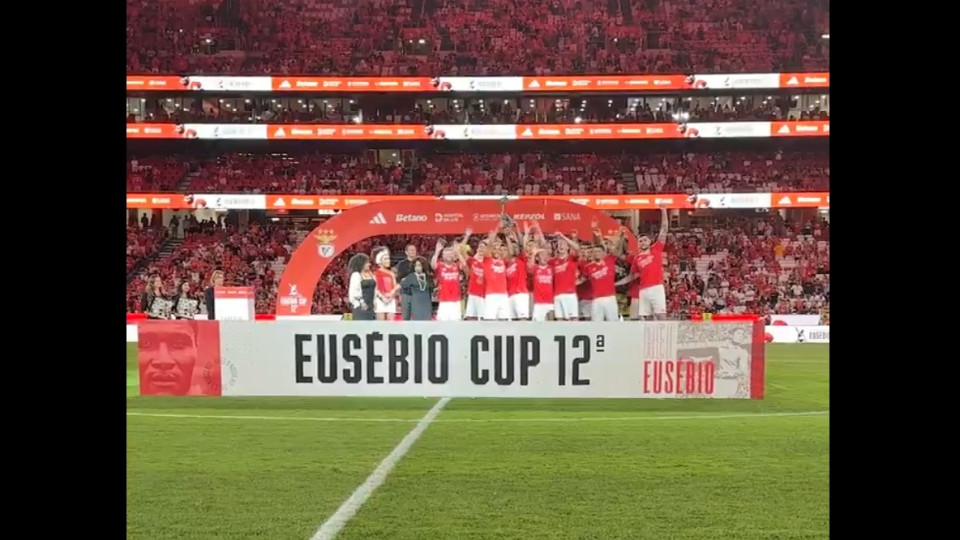 O momento em que o Benfica ergueu mais uma Eusébio Cup