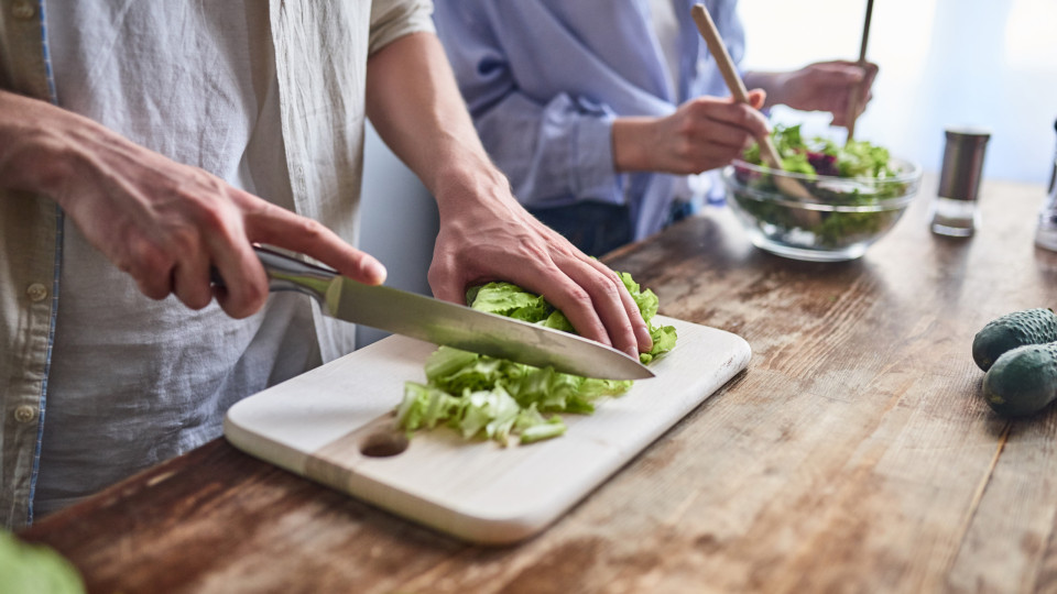 Sem ideias para o almoço? Receita de salada de bacalhau com feijão frade