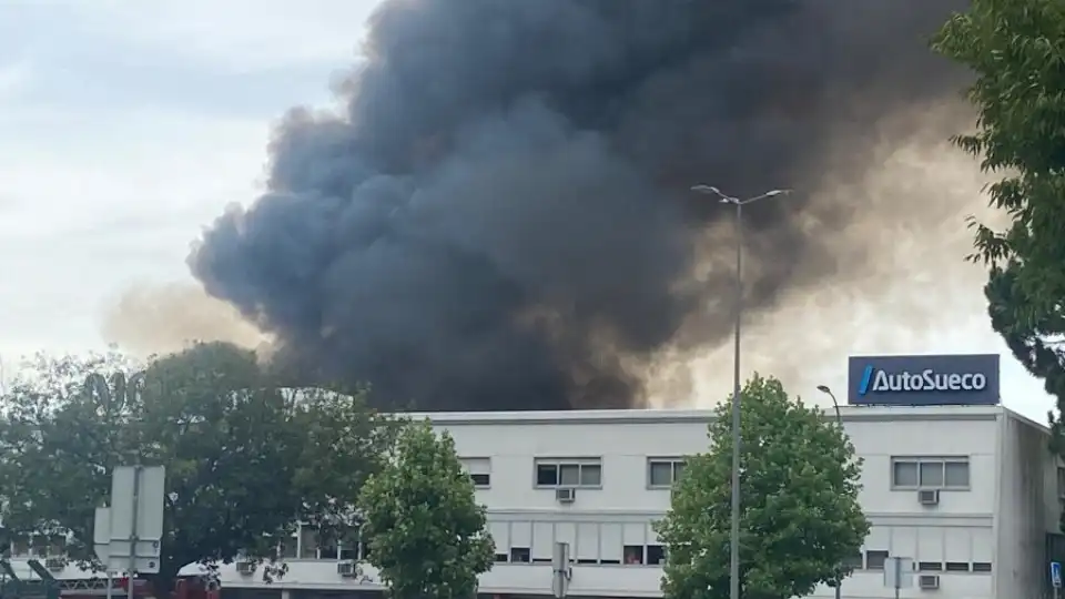 Incêndio na Auto Sueco está "circunscrito". Não há feridos a registar