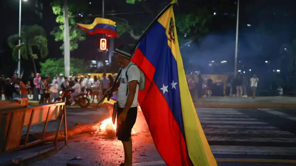 Apelos por "transparência" não demovem Maduro. Venezuela 'a ferro e fogo'