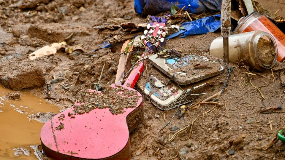 Pelo menos 150 pessoas morreram em deslizamentos de terra na Índia