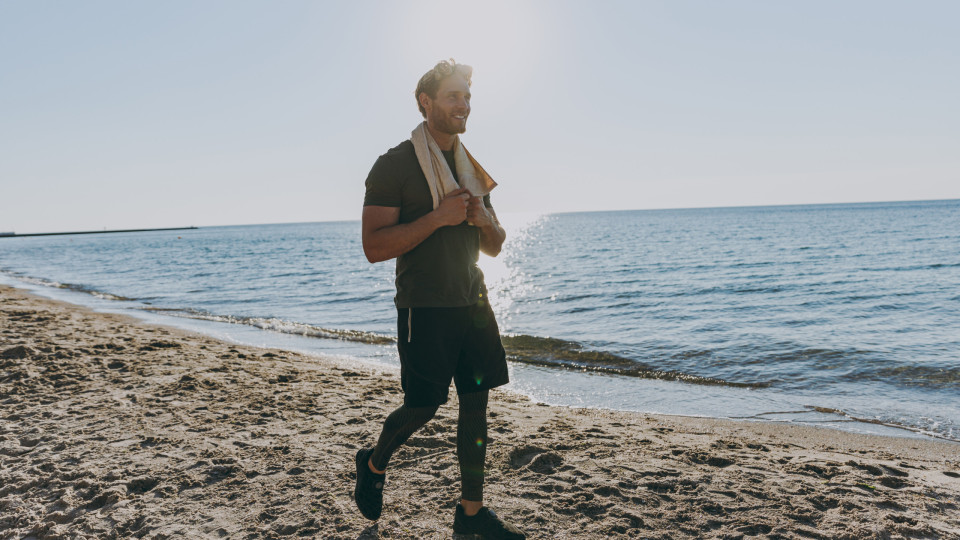 Como transformar uma simples caminhada na praia num treino completo